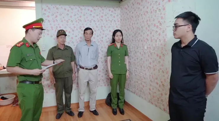 Công an tỉnh Thanh Hóa ra quyết định tạm giữ hình sự đối với đối tượng Nguyễn Văn Khánh (áo đen)..