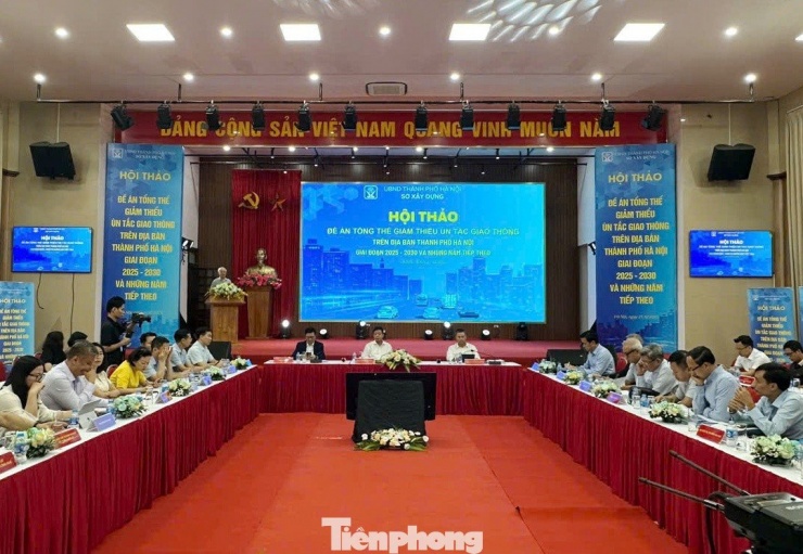 Phó Chủ tịch UBND TP Hà Nội Dương Đức Tuấn và Giám đốc Sở Xây dựng Nguyễn Phi Thường chủ trì hội thảo. Ảnh: T.Đảng