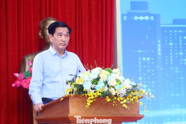 Đại tá Trần Đình Nghĩa phát biểu tại hội thảo.