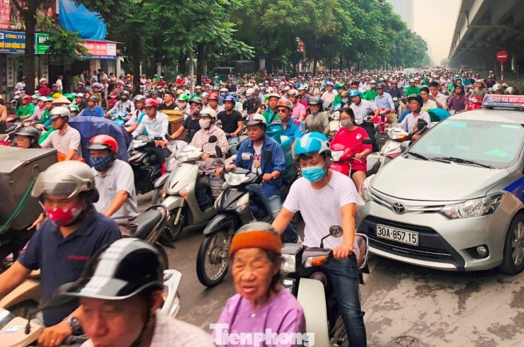 Hà Nội hiện có đến 9,2 triệu phương tiện, trong đó 86% là xe máy.