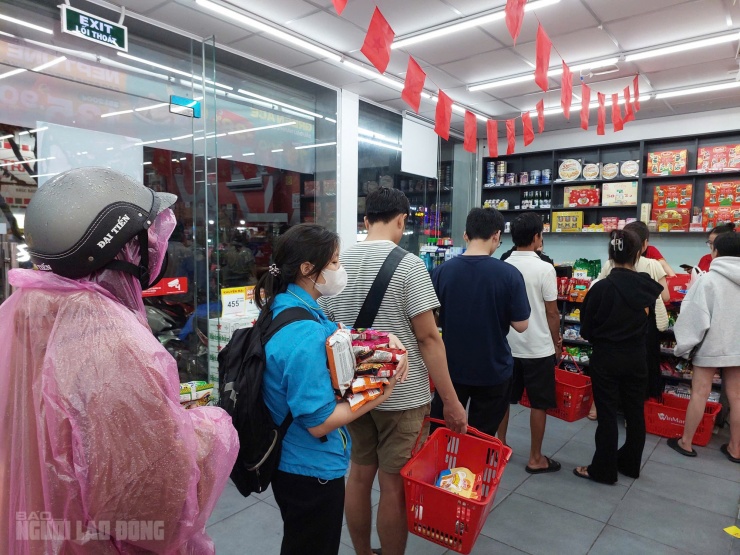 Cừa hàng Winmart ở phường Liên Chiểu, khách xếp hàng dài mua lương thực tích trữ