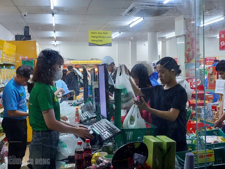 Người dân mua nước uống, đồ ăn sẵn