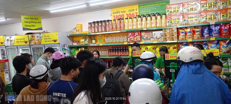 Đà Nẵng: Lo bão số 12 đổ bộ, người dân hối hả tích trữ lương thực - 6