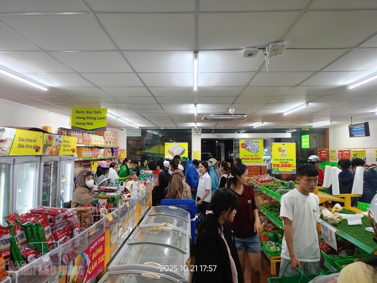 Từ chiều 21-10, các chuỗi cửa hàng, siêu thị mini ở Đà Nẵng đều đông khách