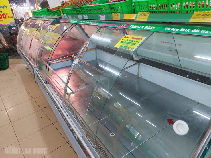 Quầy hàng thực phẩm tươi sống ở cửa hàng Bách Hóa Xanh hết sạch