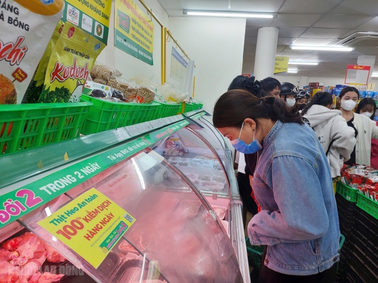 Đà Nẵng: Lo bão số 12 đổ bộ, người dân hối hả tích trữ lương thực - 9