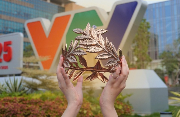 Cận cảnh vòng nguyệt quế dành cho Quán quân Đường lên đỉnh Olympia 25. Ảnh: BTC