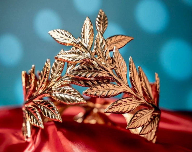 Các lá nguyệt quế được xếp so le từng tầng, tạo cảm giác chuyển động, biểu trưng cho sự phát triển, đổi mới và tinh thần không ngừng vươn lên của thế hệ mới. Ảnh: NTK Đỗ Vân Trí