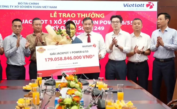 Anh H nhận giải độc đắc Jackpot 1 trị giá hơn 179 tỷ đồng. Ảnh: Vietlott.