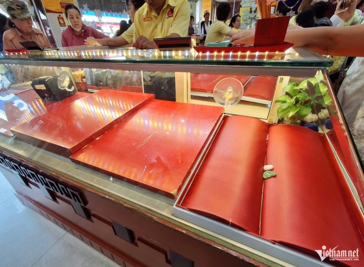 Tủ bày vàng 98 tại một cửa hàng hết sạch các sản phẩm trong sáng 21/10. (ảnh: Trần Chung)
