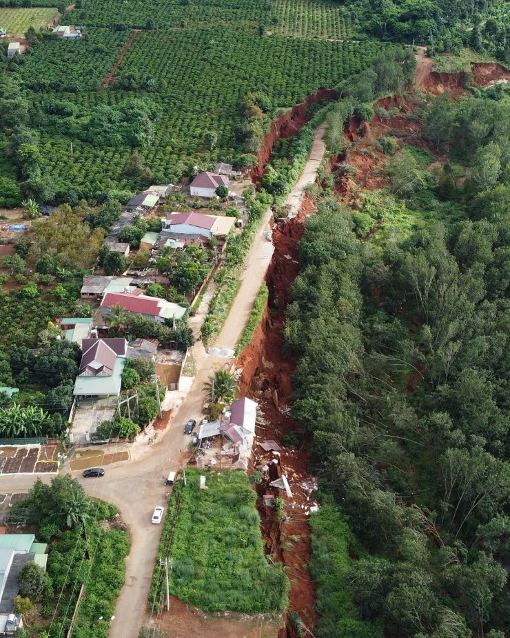 Sạt lở đường 'nuốt chửng' nhà sau mưa kéo dài - 2