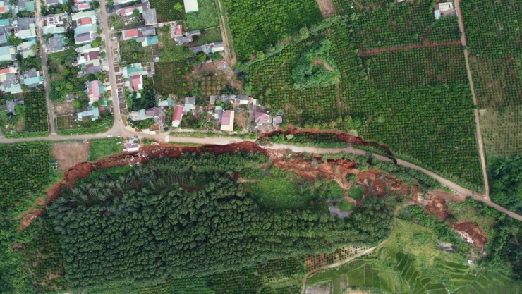 Sạt lở đường 'nuốt chửng' nhà sau mưa kéo dài - 1