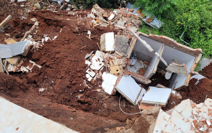 Sạt lở đường 'nuốt chửng' nhà sau mưa kéo dài - 3