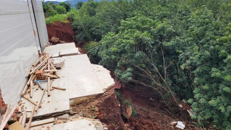 Sạt lở đường 'nuốt chửng' nhà sau mưa kéo dài - 4