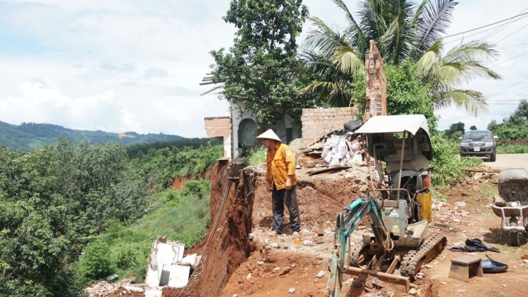 Sạt lở đường 'nuốt chửng' nhà sau mưa kéo dài - 5