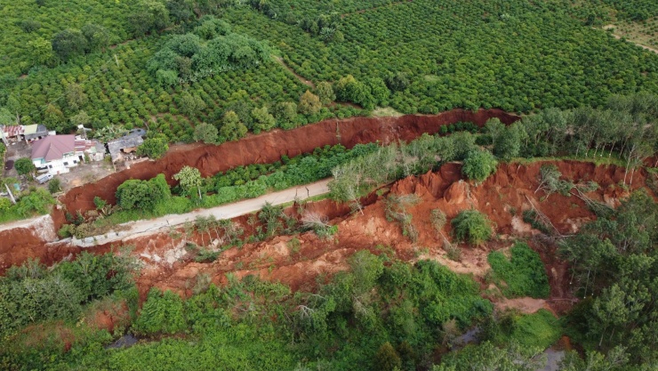 Sạt lở đường 'nuốt chửng' nhà sau mưa kéo dài - 6