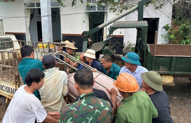 Sạt lở đường 'nuốt chửng' nhà sau mưa kéo dài - 9