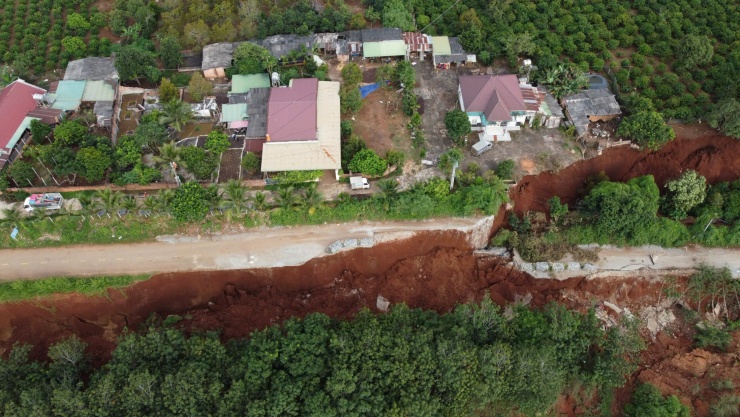 Sạt lở đường 'nuốt chửng' nhà sau mưa kéo dài - 7