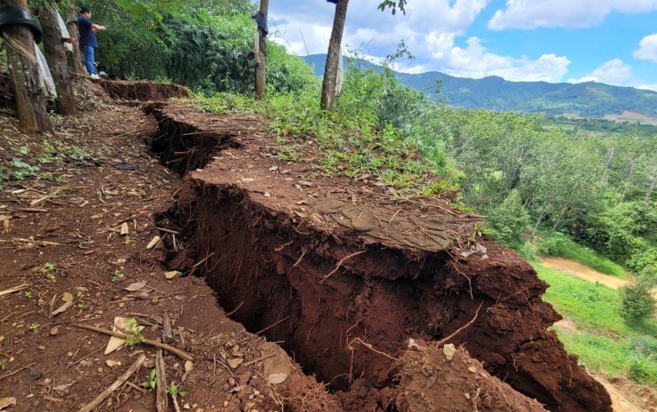 Sạt lở đường 'nuốt chửng' nhà sau mưa kéo dài - 8