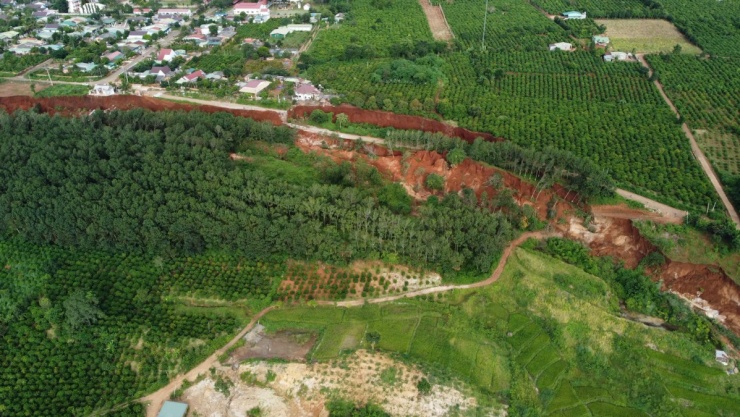 Sạt lở đường 'nuốt chửng' nhà sau mưa kéo dài - 10