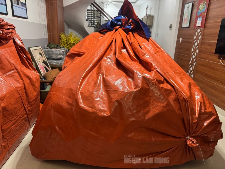 Chiếc ô tô được bọc kín