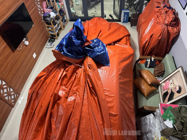 Theo anh Nguyên, tấm bạt này có tính năng chống thấm nên sẽ ngăn nước vào bên trong xe