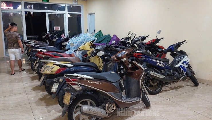 Loạt xe máy được người dân đưa từ tầng hầm lên hành lang tại khu chung cư nhà ở xã hội Hoà Khánh