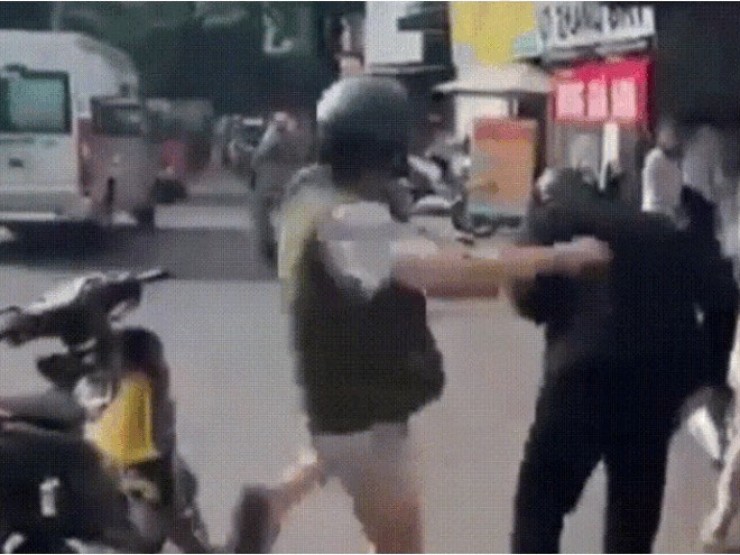 Mới nhất vụ chặn xe đánh người hộc máu miệng rồi quát 'mày biết tao là ai không?'