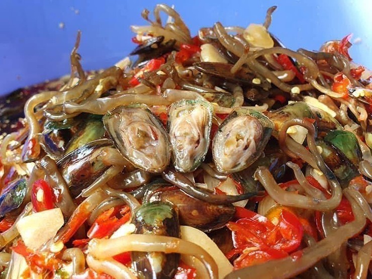 Ở Hà Tiên, An Giang (tỉnh Kiên Giang) cũ, có một loài đặc sản nghe tên rất độc đáo, đó là con cà xỉu.

