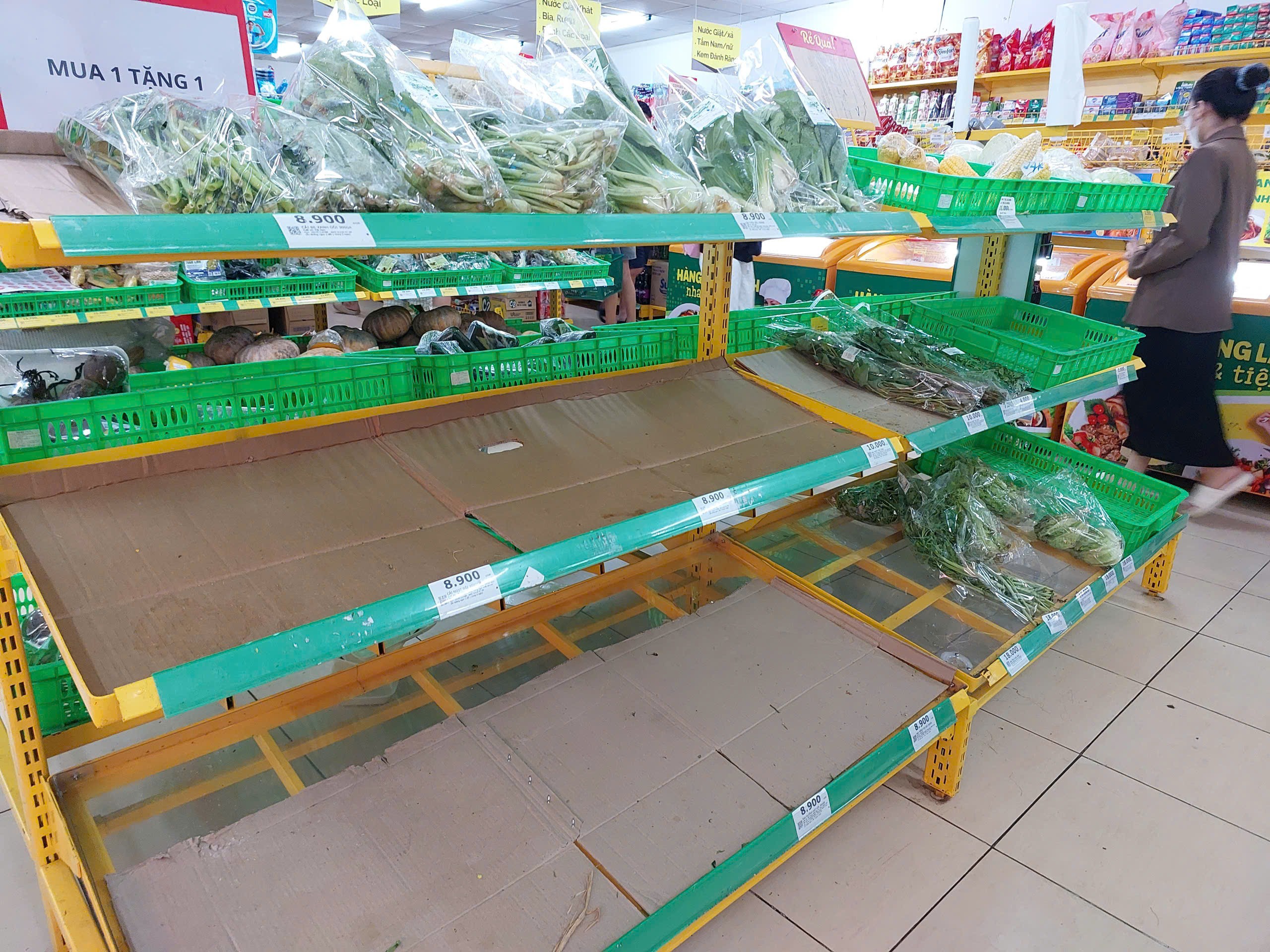 Đà Nẵng: Lo bão số 12 đổ bộ, người dân hối hả tích trữ lương thực - 11