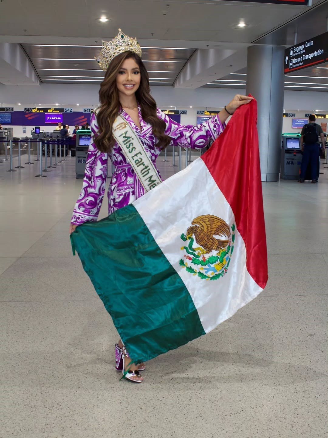 Đại diện Mexico - Génesis Vera mặc trang phục họa tiết tông màu tím nổi bật ở sân bay. Năm ngoái, Mexico được đánh giá cao nhưng không giành thành tích.