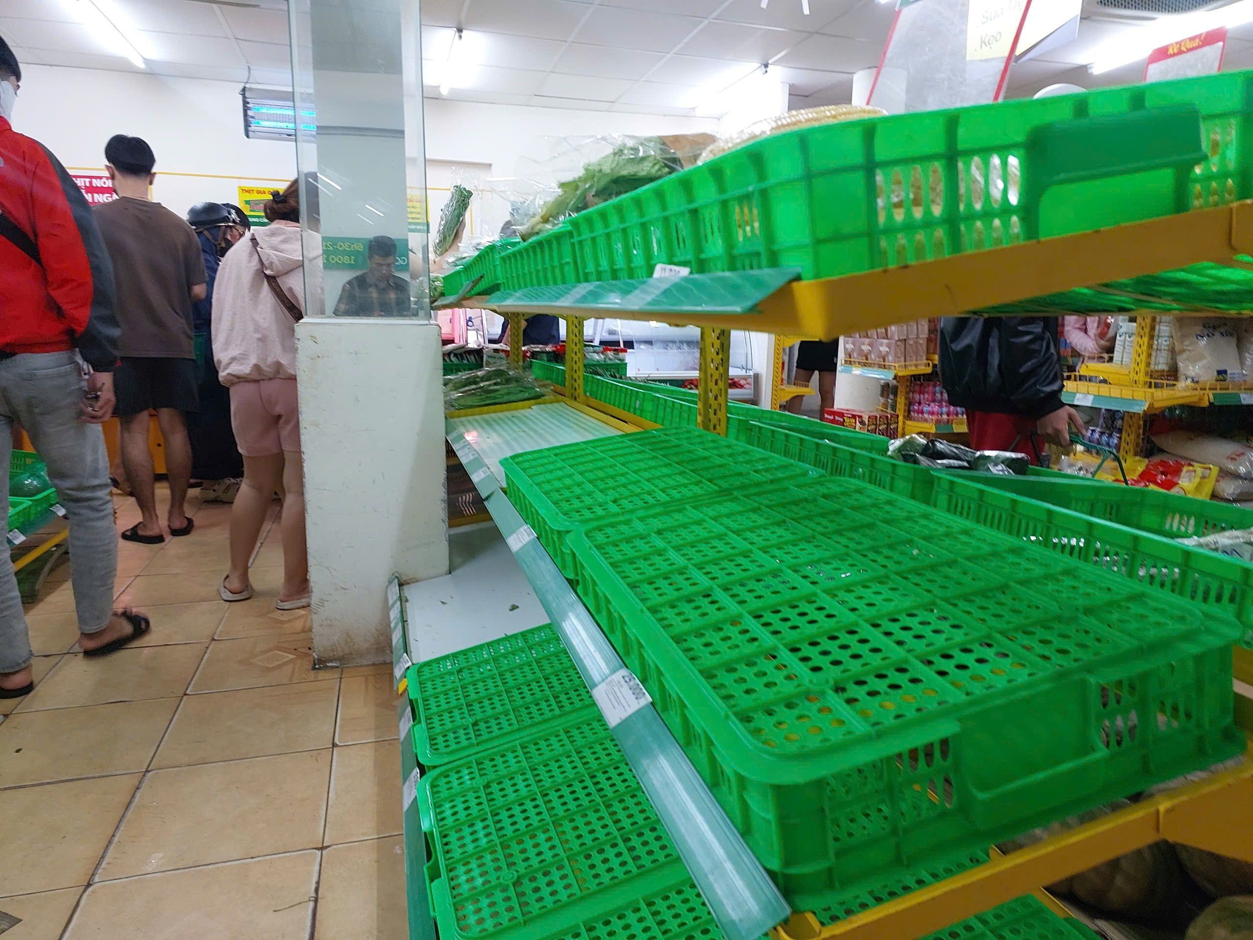 Đà Nẵng: Lo bão số 12 đổ bộ, người dân hối hả tích trữ lương thực - 12