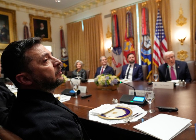 Tổng thống Volodymyr Zelensky và Tổng thống Donald Trump trước khi bắt đầu bữa trưa làm việc tại Nhà Trắng ngày 17/10. Ảnh: AP