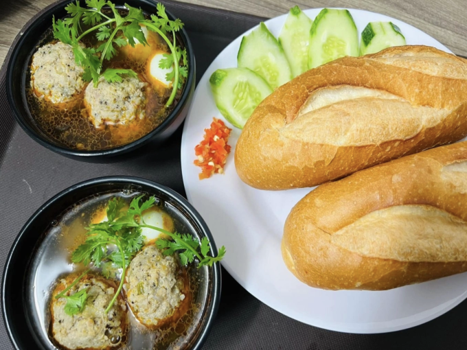 Bánh mì tinh chế ít chất xơ và làm đường huyết tăng nhanh, dùng lâu dài có thể tích tụ mỡ trong cơ thể. Ảnh minh họa: Hà Lâm