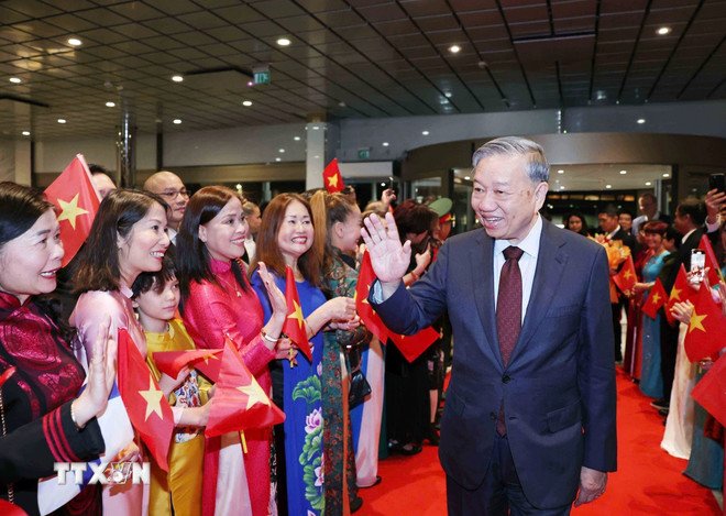 Đại sứ Phạm Thị Thanh Bình và cán bộ, nhân viên Đại sứ quán Việt Nam tại Phần Lan đón Tổng Bí thư Tô Lâm. Ảnh: TTXVN