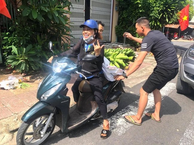 Siu Black chở nông sản đi bán.