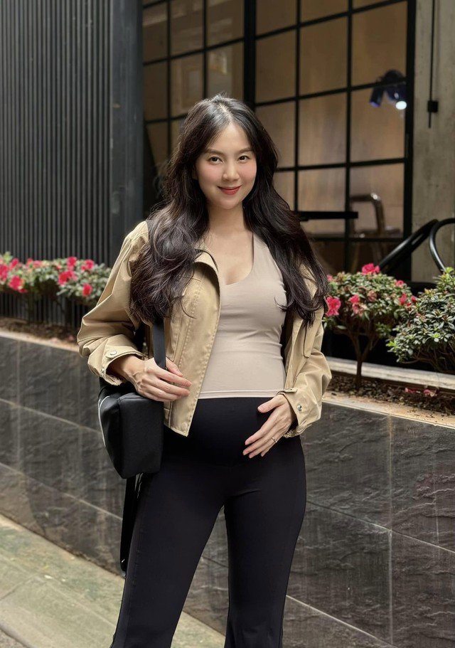 BTV Mai Ngọc khi ở đời thực ưu tiên chọn diện đồ năng động, trẻ trung. Cô khi ra ngoài diện skiny cùng áo khoác màu be nhẹ nhàng.