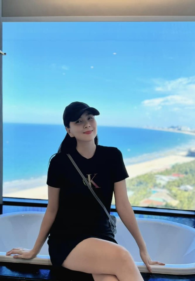 Khi đi chơi, cô diện áo thun mix cùng chân váy ngắn khoe đôi chân dài nuột nà.