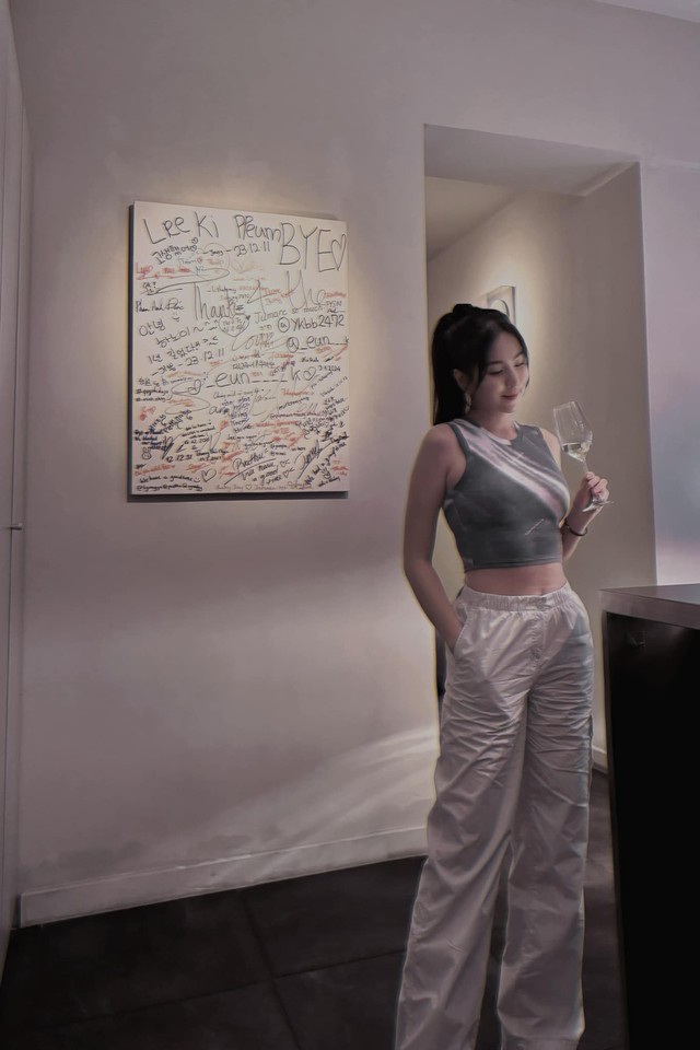 BTV Mai Ngọc thoải mái khoe eo thon với croptop cùng quần vải thô sáng màu "hack tuổi".