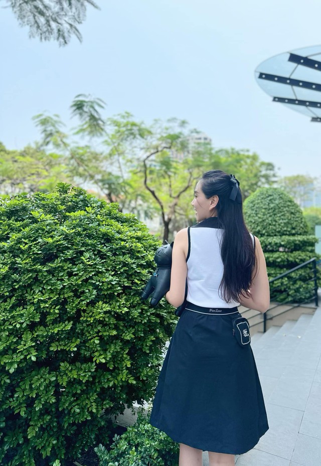 Có lúc, cô lại điệu đà nữ tính với chân váy chữ A cùng áo sát nách thoải mái.