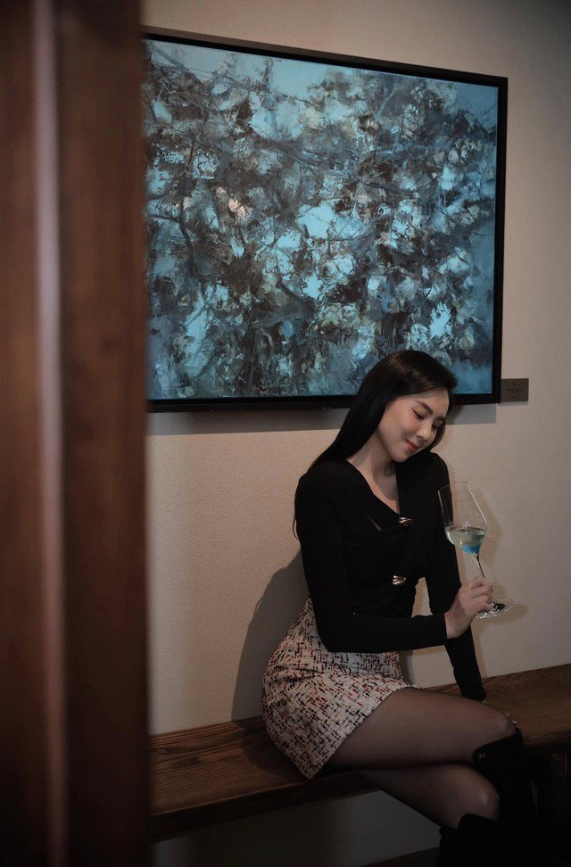 Hoặc ở hình ảnh khác, nữ BTV diện chân váy dạ áo dài tay màu đen mix cùng boots cá tính.