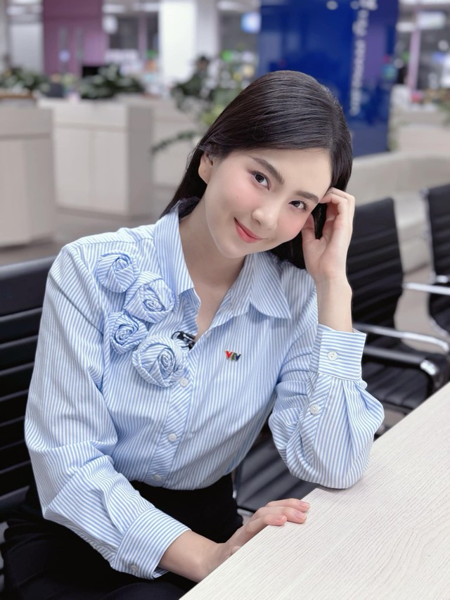 BTV Mai Ngọc luôn có lựa chọn thông minh khi chọn sơ mi biến tấu để vẻ ngoài trở nên mềm mại, dịu dàng.