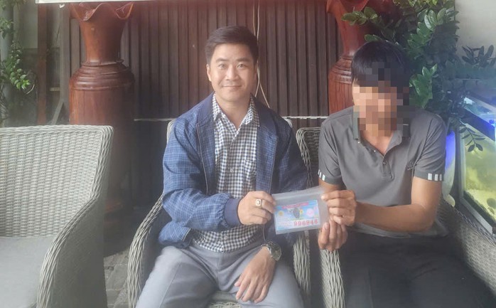 Đại diện ủy quyền của ông L. (bìa phải) bàn giao tài liệu, chứng cứ cho luật sư Nguyễn Văn Kỷ để xem xét khởi kiện ra tòa án yêu cầu trả thưởng.