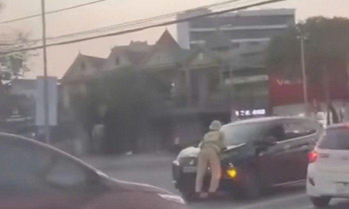 Hình ảnh tài xế điều khiển xe ô tô tông vào thiếu tá CSGT