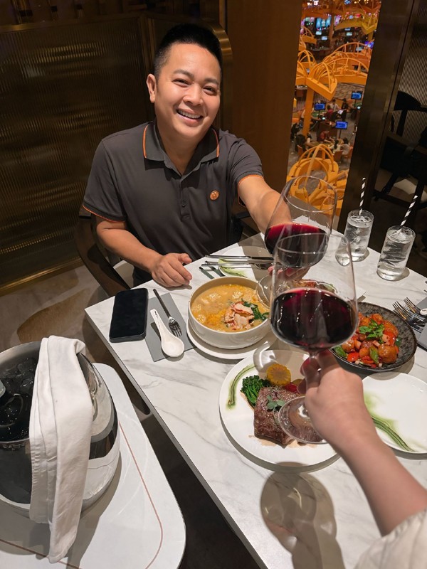 Nữ ca sĩ được chồng doanh nhân đưa đi khắp nơi trên thế giới để du lịch.