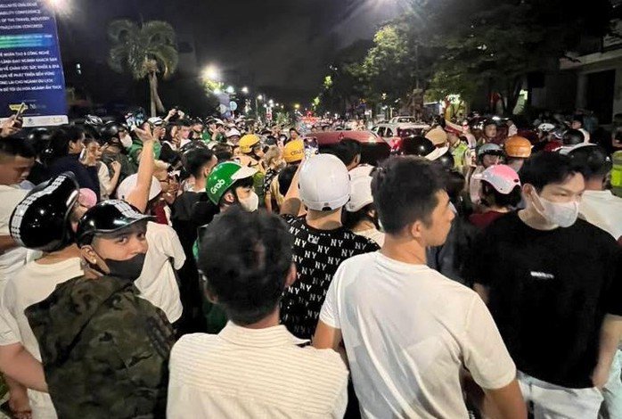 Đám đông người dân bức xúc trước hành vi của nữ ca sĩ Đ.K.T.