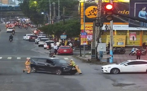 Hình ảnh Lê Thành Công hất Thiếu tá Nguyễn Văn Thọ lên nắp capo bỏ chạy được chụp lại từ video