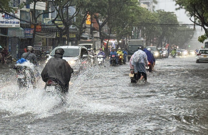 Nhiều tuyến đường trung tâm TP Đà Nẵng xảy ra ngập cục bộ khi có mưa lớn