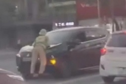 Danh tính tài xế điều khiển ô tô hất thiếu tá CSGT lên nắp ca-pô