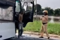 Tin tức trong ngày - Tài xế ngáo đá chạy xe tải lạng lách, cầm dao tấn công CSGT